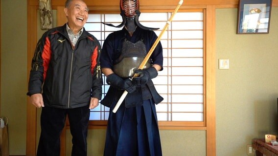 Minoru bittet Samuel um 10 Stunden seiner Zeit und führt ihn bei sich Zuhause in die Welt des Kampfsportes ein. © NDR 