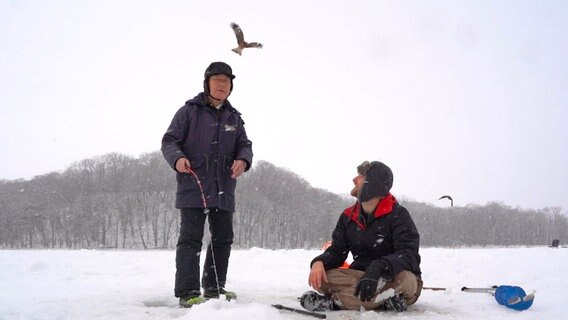 Der Abashiri See in Japans Norden ist auch im Winter ein beliebtes Ausflugsziel. Eisangler Buta und Filmemacher Samuel haben sich auf dem zugefrorenen See kennengelernt. © NDR 