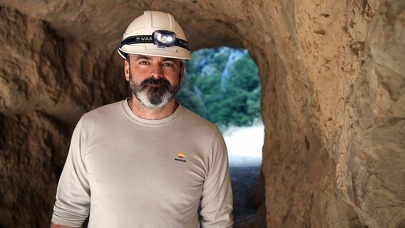 Enrique Menéndez produziert grünen Strom in einer der schönsten Schluchten Europas, am Rio Cares. © NDR/elb motion pictures GmbH/Felix Korfmann 