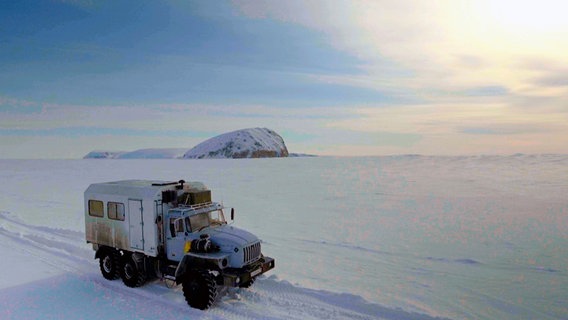 Die Polartrasse in Sibirien führt durch und über das Eis der Flüsse, die im Winter zu Straßen werden. © NDR/Medienkontor/Yuri Burak 