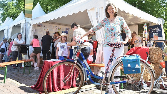 Heike Götz mit Fahrrad © NDR Foto: Christoph Mischke