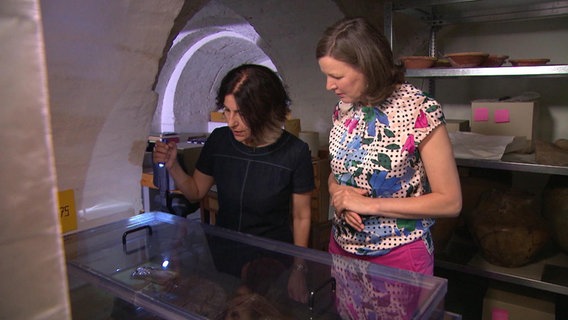 Heike Götz mit Museumsdirektorin Ursula Warnke. © NDR 