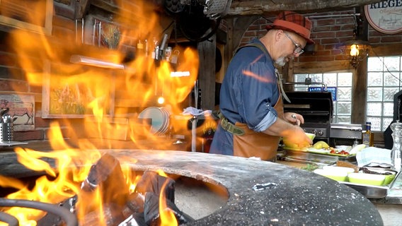 Rob Reinkemeyer mag es feurig. Er kocht auf einem Keramik-Grill. © NDR/Volker Ide 