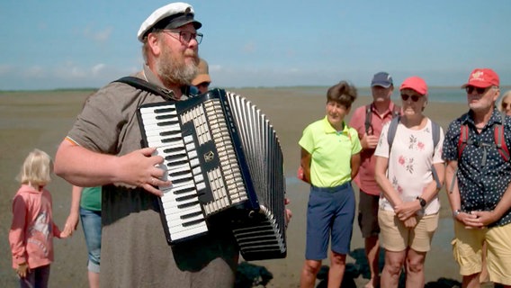 Albertus Ackermann der singende Wattführer auf Borkum © NDR/Volker Ide 