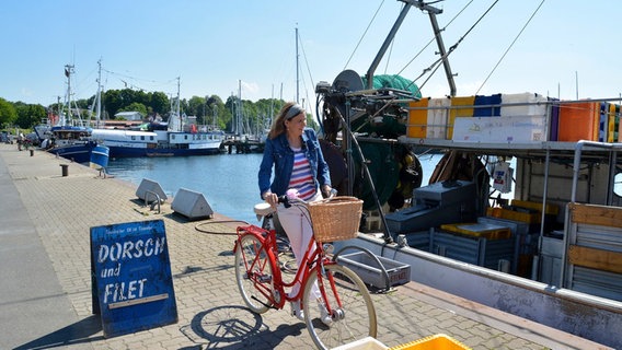 Heike Götz geht mit Björn Fischer in Heikendorf auf Fangfahrt auf die Kieler Förde. © NDR/Ulrich Koglin 