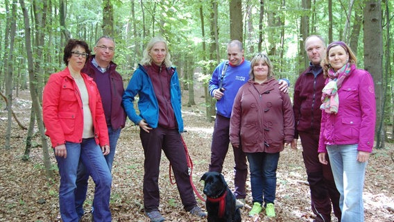 Heike Götz (rechts) bei einer Geocaching-Tour mit Urlaubern in Binz auf Rügen. © NDR/Annette Niemeyer 