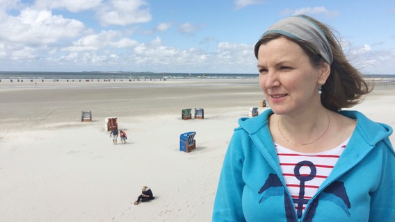 Heike Götz am Strand von Norddorf (Amrum). © NDR/Rainer Mueller-Delin 