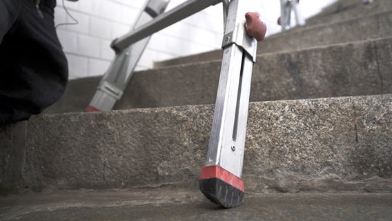 Der verstellbare Fuß einer Stehleiter. © NDR/nonfictionplanet 