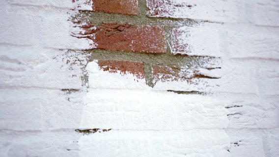 Weiße Farbe auf einer roten Klinker-Fassade. © NDR/nonfictionplanet 