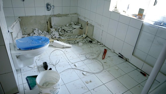 In einem Badezimmer liegen Werkzeug, zerbrochene Fliesen herum © NDR/nonfictionplanet 