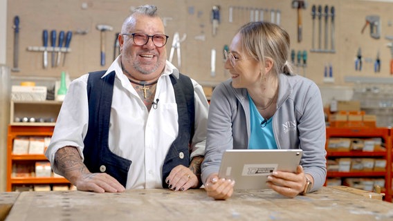 Haben immer was zu lachen in ihrer Werkstatt: Die Handwerkerprofis Nina Thielvoldt und René Josef Mosa alias Rossi sind erstaunt, an was sich Heimwerker so alles heranwagen. © NDR/nonfictionplanet/Moritz Schwarz 