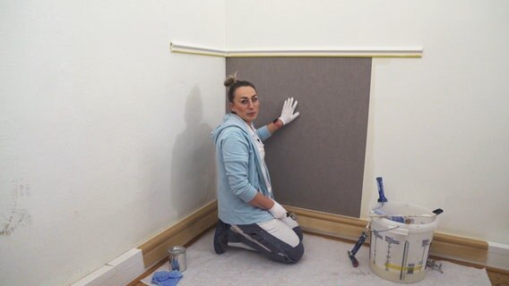 Nina hat ein Stück Wand tapeziert. © NDR/nonfictionplanet 