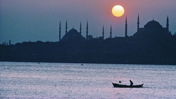 Eine Silhouette wie aus Tausendundeiner Nacht: Istanbul und der Bosporus. © NDR/Botschaft der Republik Türkei, Kulturabteilung 