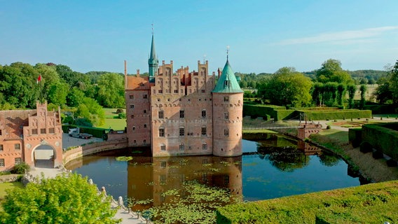 Ein Schloss wie aus einem Märchen von Hans Christian Andersen – die imposante Wasserburg Egeskov ist einer der Besuchermagneten Fünens. © NDR/Eddy Zimmermann 