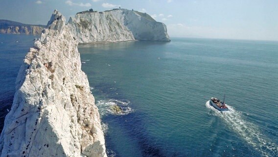 Die "Needles" sind das Wahrzeichen der Isle of Wight: Kalksteinfelsen ragen an der Westseite der Insel aus dem Wasser. © NDR/nonfictionplanet/Visit Britain 