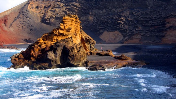 Blick auf einen Felsen im Meer in der Bucht bei El Golfo. © NDR Foto: Martina Reith