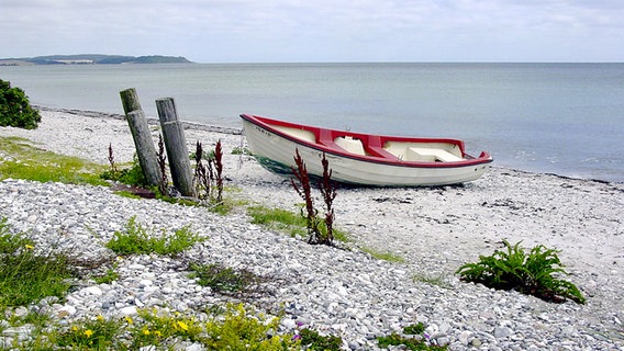 Ein Boot liegt am Strand © NDR Foto: Hildegret Reese