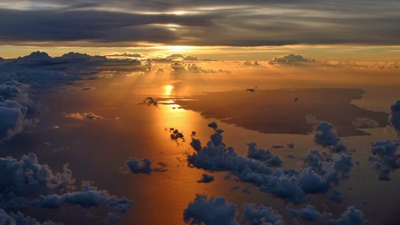Aus dem Flugzeug sieht man den Sonnenaufgang über Menorca. © NDR 