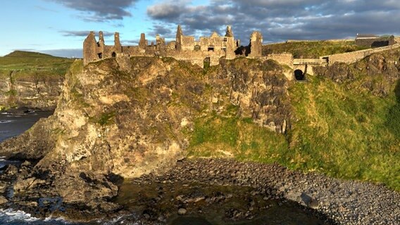 Die Überreste von Dunluce Castle thronen auf einer Steilklippe am Atlantik. Im 17. Jahrhundert gaben die Eigentümer die Burg auf - angeblich weil ein Abrutschen ins Meer drohte. Später wurde die Ruine wieder genutzt, als Drehort für "Game of Thrones". © NDR/Florian Melzer 