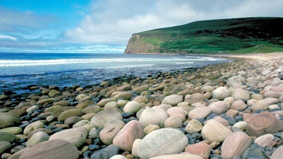 Grober Strand: In der Rackwick Bucht auf der Orkney-Insel Hoy liegen unzählige Steine. © NDR/Visitbritain 