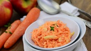 Rohkostsalat aus Karotten und Apfel in einer Schüssel © Fotolia.com Foto: Printemps