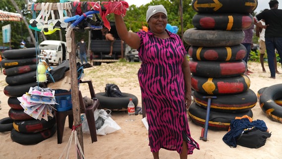 Ein buntes Beach-Business mit ernstem Hintergrund: Seit ihr Schwiegersohn beim verheerenden Tsunami 2004 ertrunken ist, vermietet Anulawathie am Polhena-Strand Schwimmreifen - vor allem an Einheimische, viele sind bis heute Nichtschwimmer. © NDR/nonfictionplanet/Steven Galling 