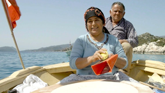 Pfannkuchen aus dem Ruderboot: Fatma Mazili bietet mit ihrem Mann Ahmet in ihrem schwimmenden Imbiss frisch gebackene "Gözleme" an. © NDR/nonfictionplanet/Julian Ringer 