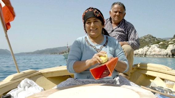 Pfannkuchen aus dem Ruderboot: Fatma Mazili bietet mit ihrem Mann Ahmet in ihrem schwimmenden Imbiss frisch gebackene "Gözleme" an. Pfannkuchen aus dem Ruderboot: Fatma Mazili bietet mit ihrem Mann Ahmet in ihrem schwimmenden Imbiss frisch gebackene "Gözleme" an. © NDR/nonfictionplanet/Julian Ringer