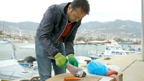 Vom Giftfisch zur Handtasche: Der Unternehmer Mehmet Özata hatte eine clevere Idee – um der Kugelfisch-Plage vor der Küste Herr zu werden, produziert er aus der Haut alle möglichen Lederutensilien. Vom Giftfisch zur Handtasche: Der Unternehmer Mehmet Özata hatte eine clevere Idee – um der Kugelfisch-Plage vor der Küste Herr zu werden, produziert er aus der Haut alle möglichen Lederutensilien. © NDR/nonfictionplanet/Julian Ringer