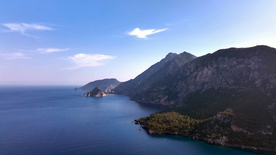 Berge und Meer: Die Türkische Riviera ist sehr abwechslungsreich, lange Abschnitte sind von steil ins Wasser fallenden Klippen geprägt. © NDR/nonfictionplanet/Julian Ringer 