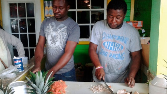 Eine Spezialität der Bahamas: Rohe Conch-Muscheln werden mit Zwiebeln, Tomaten und Paprika klein gehackt und mit Limettensaft verfeinert. Eine Spezialität der Bahamas: Rohe Conch-Muscheln werden mit Zwiebeln, Tomaten und Paprika klein gehackt und mit Limettensaft verfeinert. © NDR/Steven Galling
