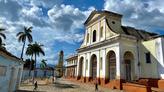 Die "Iglesia de la Santísima" in Trinidad: Die Kirche ist eine der Hauptattraktionen der kolonialen Altstadt, seit 1988 sind Trinidad und die dazugehörigen Zuckerplantagen UNESCO-Weltkulturerbe. © NDR/nonfictionplanet/Till Lehmann 