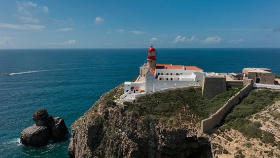 Der Leuchtturm am Cabo Sao Vicente ist der südwestlichste Punkt des europäischen Festlandes: Hier trifft die West- auf die Süd-Algarve, auch Felsen- und Sand-Algarve genannt. © NDR/nonfictionplanet/Florian Melzer 