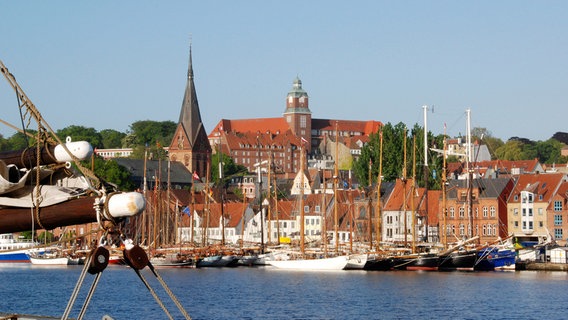 Flensburg liegt ganz im Norden Schleswig-Holsteins am Ende der Flensburger Förde. © NDR/nonfictionplanet/TouristServiceCenter Glücksburg 