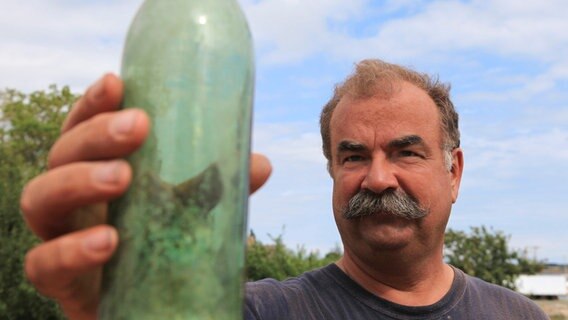 Peter Llewyllen sammelt auf Kanadas Prince Edward Island Strandglas und verarbeitet es zu Schmuck. © NDR/nonfictionplanet/Steffen Schneider 