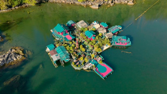 Wer es einsam mag, ist hier gut aufgehoben. Und wer die absolute Ruhe will, baut sich eben eine eigene Insel - wie Freedom Cove an der Westküste von Vancouver Island. Wer es einsam mag, ist hier gut aufgehoben. Und wer die absolute Ruhe will, baut sich eben eine eigene Insel - wie Freedom Cove an der Westküste von Vancouver Island. © NDR/nonfictionplanet/Eddy Zimmermann