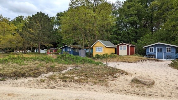 Die bunten Strandhütten in Hohwacht sind einzigartig an der deutschen Ostsee. Sie wurden einst ohne Baugenehmigung errichtet und dienten berühmten Malern wie dem Expressionisten Karl Schmidt-Rottluff als Sommerfrische. © NDR/nonfictionplanet/Astrid Reinberger 
