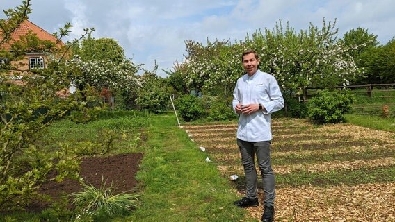 Volker Fuhrwerk, Sternekoch auf Gut Panker, kreiert Meeres-Menüs. Dafür hat er extra einen Kräuter- und Gemüsegarten mit maritimen Gewächsen anlegen lassen. Volker Fuhrwerk, Sternekoch auf Gut Panker, kreiert Meeres-Menüs. Dafür hat er extra einen Kräuter- und Gemüsegarten mit maritimen Gewächsen anlegen lassen. © NDR/nonfictionplanet/Astrid Reinberger