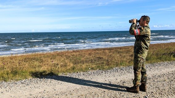 Meerblick beim scharfen Schießen: Der Truppenübungsplatz Putlos ist der einzige Ort in Deutschland, wo Soldaten Gefechte an der Küste simulieren können. Doch die Lage mitten im Urlauberparadies erfordert strenge Sicherheitsmaßnahmen. Meerblick beim scharfen Schießen: Der Truppenübungsplatz Putlos ist der einzige Ort in Deutschland, wo Soldaten Gefechte an der Küste simulieren können. Doch die Lage mitten im Urlauberparadies erfordert strenge Sicherheitsmaßnahmen. © NDR/nonfictionplanet/Astrid Reinberger