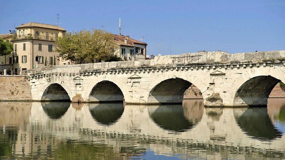 Mehr als 2000 Jahre alt und noch immer beständig: die Tiberius-Brücke in Rimini ist ein wahres Meisterwerk römischer Ingenieurskunst. © NDR/nonfictionplanet/Forian Melzer 