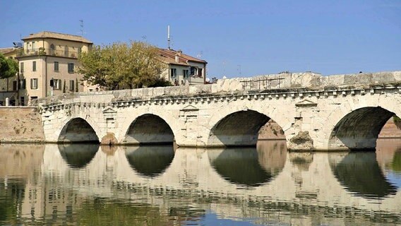 Mehr als 2000 Jahre alt und noch immer beständig: die Tiberius-Brücke in Rimini ist ein wahres Meisterwerk römischer Ingenieurskunst. Mehr als 2000 Jahre alt und noch immer beständig: die Tiberius-Brücke in Rimini ist ein wahres Meisterwerk römischer Ingenieurskunst. © NDR/nonfictionplanet/Forian Melzer