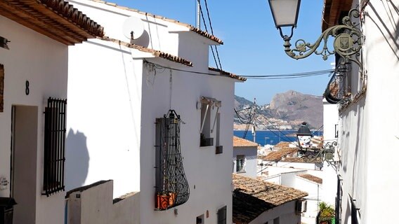 Weiße Fassaden in Altea – typisch für die Häuser an der Costa Blanca. © NDR/nonfictionplanet/Manfred Uhlig 