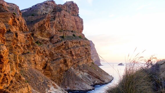 Steilküsten prägen den Norden der Costa Blanca. © NDR/nonfictionplanet/Manfred Uhlig 