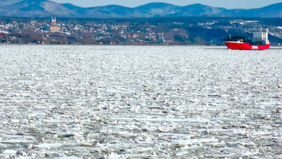 Fünf Monate hat das Eis den Sankt Lorenz Strom fest im Griff. © NDR/nonfictionplanet/Florian Huber 