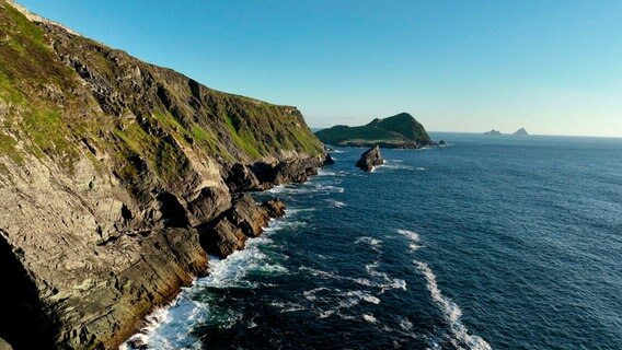 Der Ring of Kerry führt überwiegend an der Küste entlang und reiht ein Landschafts-Highlight ans nächste – wie dieses Steilufer. © NDR/nonfictionplanet/Florian Melzer 