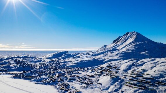 Weiße Wildnis: Das abgeschiedene Tasiilaq im Osten Grönlands ist im Winter nur mit dem Helikopter zu erreichen. © NDR/nonfictionplanet/Till Lehmann 