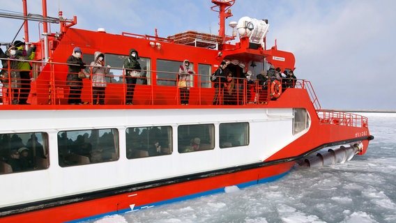 Der Eisbrecher Garinko: Mit seinem Spiralantrieb kämpft sich das Schiff durch die Treibeisfelder vor Hokkaido. Der Eisbrecher Garinko: Mit seinem Spiralantrieb kämpft sich das Schiff durch die Treibeisfelder vor Hokkaido. © NDR/nonfictionplanet/Sven Jaxx