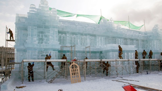 Ein Schloss für Hokkaido: Jeden Winter werden beim Eisfestival in Mombetsu Soldaten zum Eisschnitzen abkommandiert. © NDR/nonfictionplanet/Sven Jaxx 