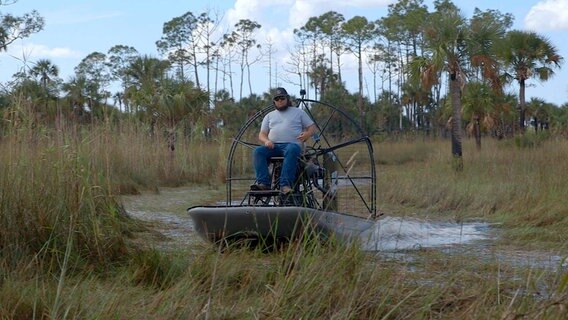 Die Sümpfe sind sein Zuhause – Jack Shealy nennt sich "Gladesman", Nachfahre der Pioniere, die die Everglades bewohnbar machten. Vor allem dank ihrer teils selbst konstruierten Sumpfboote, der "Airboats". Diese stehen jedoch zunehmend wegen Lärm- und Umweltbelastung in der Kritik. © NDR/Johannes Rudolph 