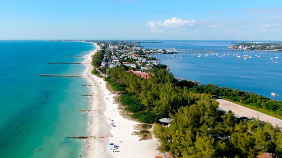 Die Golfküste Floridas ist geprägt von Lagunen, Buchten und vorgelagerten Landzungen. © NDR/Johannes Rudolph 
